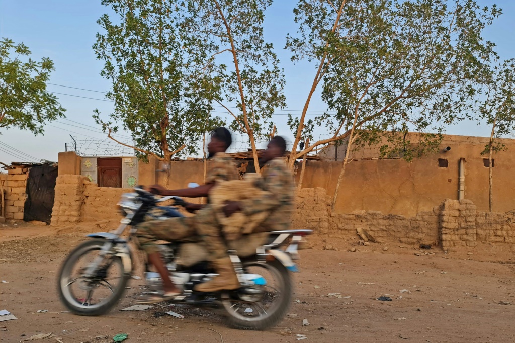     جنديان سودانيان على دراجة نارية في الخرطوم في 26 حزران/يونيو 2023 (أ ف ب)