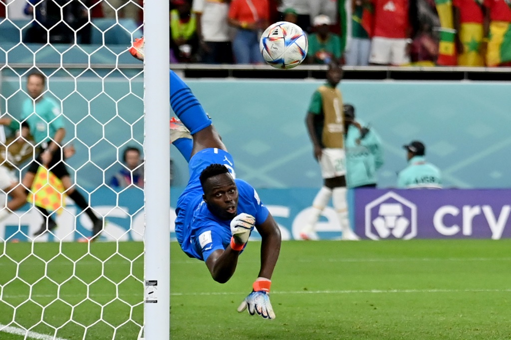 الحارس السنغالي ادوار مندي في مواجهة قطر في مونديال 2022 (ا ف ب)