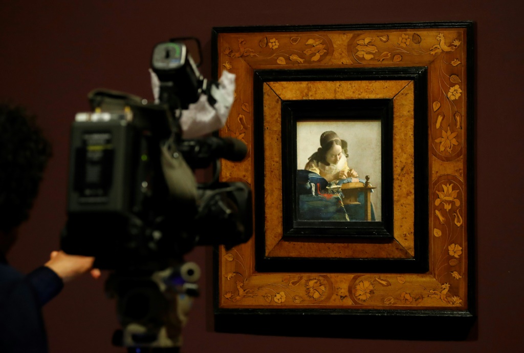 لوحة "المطرزة" ليوهانس فيرمير في متحف اللوفر في باريس في شباط/فبراير 2017 (ا ف ب)