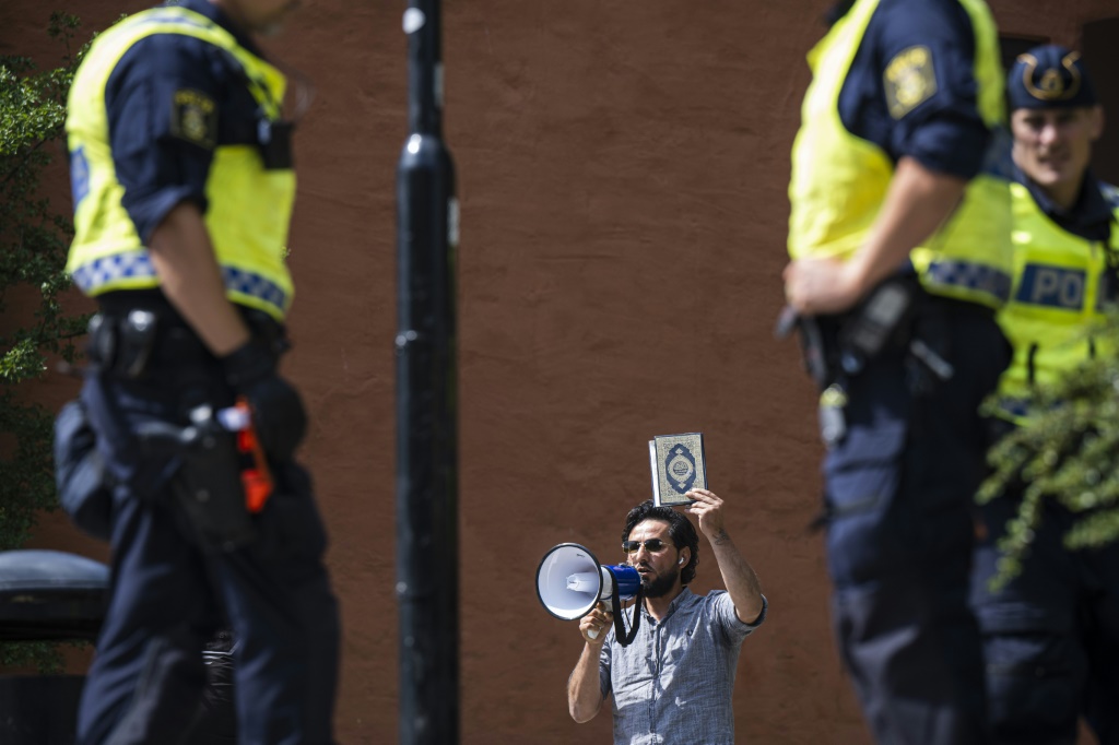سلوان موميكا يتظاهر أمام مسجد ستوكهولم الكبير في 28 حزيران/يونيو 2023 (ا ف ب)