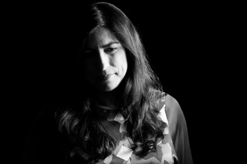 رئيسة مجلس إدارة الكونسرفاتوار الوطني اللبناني هبة القواس في مكتبها في منطقة سن الفيل بضواحي بيروت الشرقية في 27 نيسان/ابريل 2023 (ا ف ب)