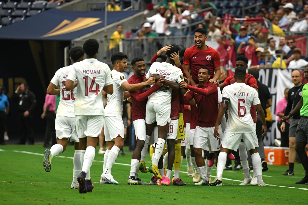 لاعبو قطر يحتفلون بهدف المنتخب الاول ضد هايتي في الدور الاول من كأس كونكاكاف الذهبية في هيوستن، تكساس في 25 حزيران/يونيو 2023 (ا ف ب)