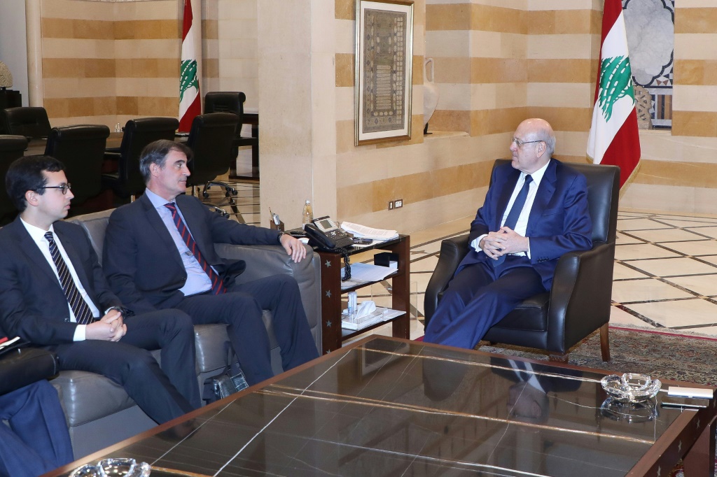 رئيس حكومة تصريف الاعمال في لبنان نجيب ميقاتي خلال لقائه وفدا من صندوق النقد الدولي في بيروت في 23 اذار/مارس 2023 (ا ف ب)