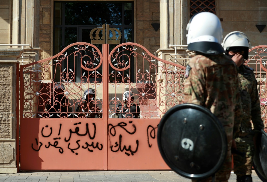 قوات الامن العراقية امام مدخل السفارة السويدية في بغداد بعدما اقتحمها متظاهرون يحتجون على احراق نسخة من المصحف في ستوكهولم في 29 حزيران/يونيو 2023 (ا ف ب)