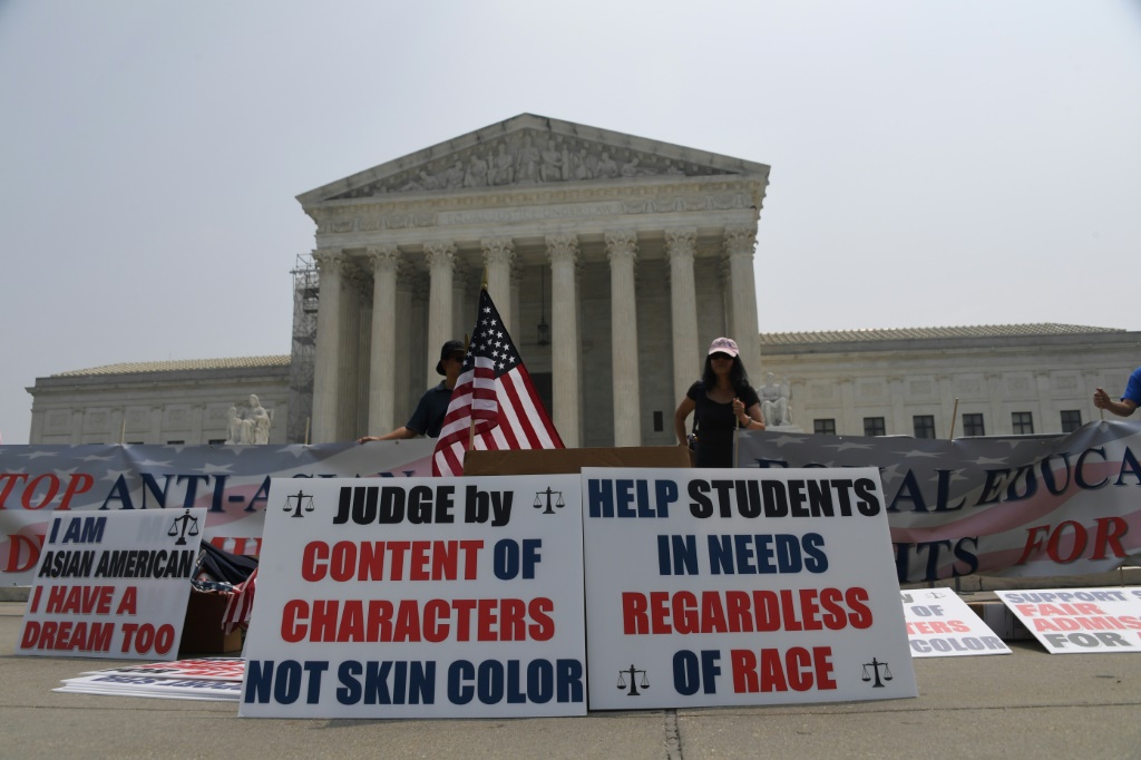 جانب من تظاهرة ضد "التمييز الإيجابي" أمام مقر المحكمة الأميركية العليا في واشنطن في 29 حزيران/يونيو 2023 (ا ف ب)