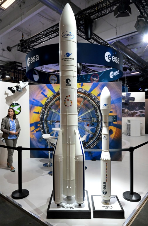نماذج من "أريان 6" و"فيغا سي" في المؤتمر الدولي الثالث والسبعين للملاحة الفضائية في باريس بتاريخ 18 أيلول/سبتمبر 2022 (ا ف ب)