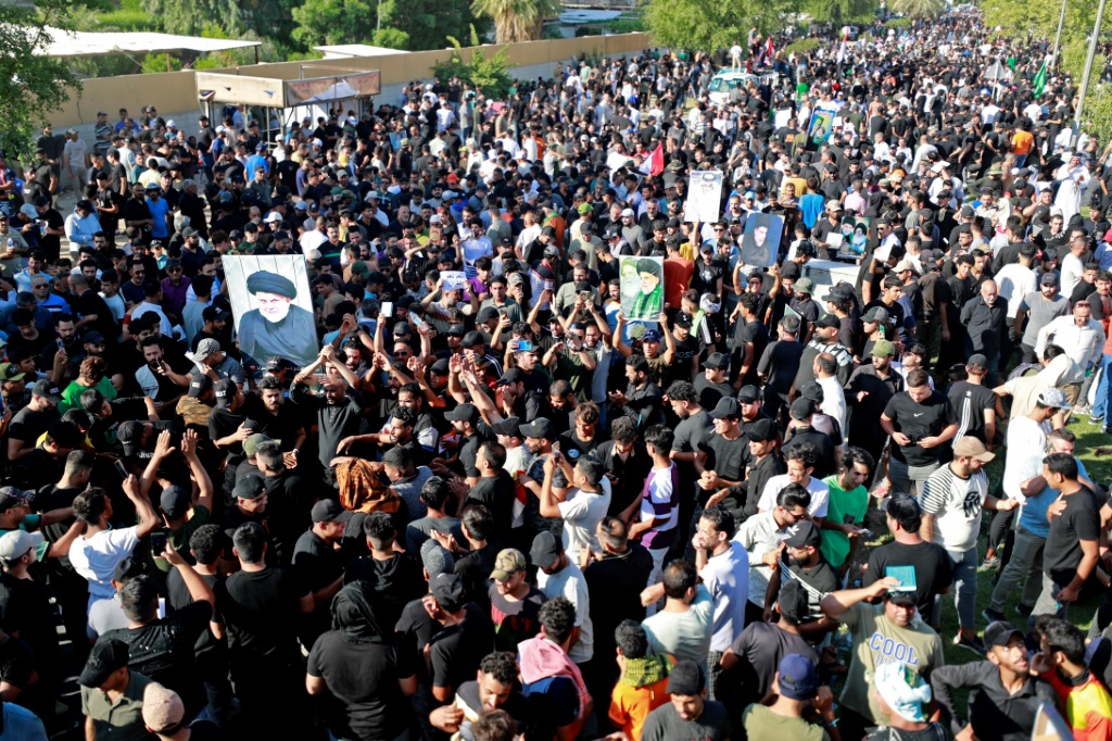 انصار التيار الصدري في العراق يتظاهرون امام السفارة السويدية في بغداد تنديدا باحراق نسخة من المصحف في 30 حزيران/يونيو 2023 (ا ف ب)