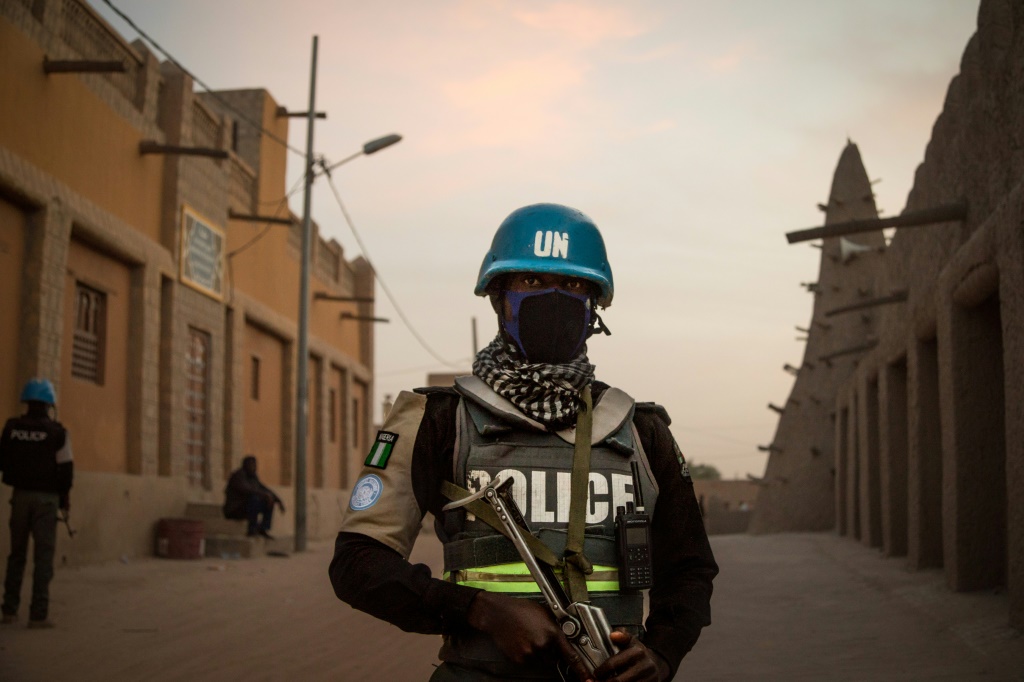 شرطيون من بعثة الأمم المتحدة في مالي (مينوسما) يقومون بدورية أمام مسجد تمبكتو في 8 كانون الأول/ديسمبر 2021 (ا ف ب)