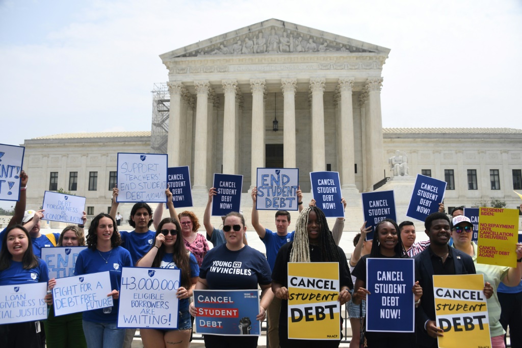    أميركيون يحتجون أمام مبنى المحكمة العليا على قرار إلغاء برنامج شطب الديون الطالبية في 30 حزيران/يونيو 2023 (ا ف ب)