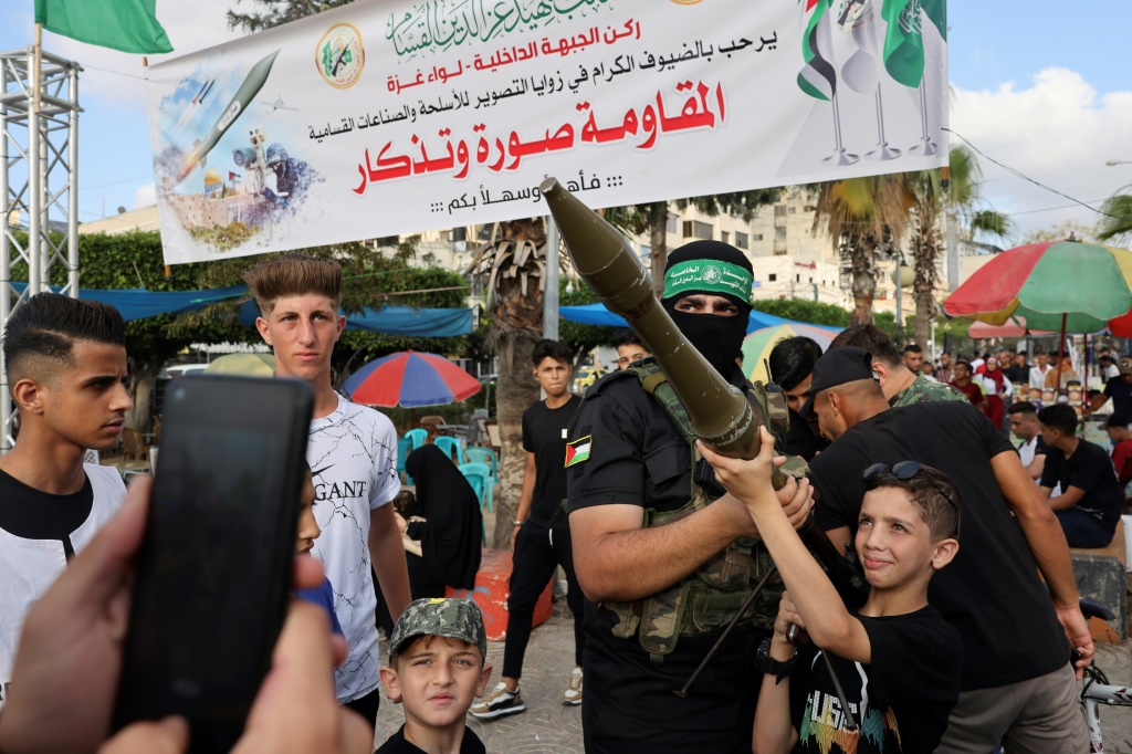  &nbsp;  طفل فلسطيني يقف لالتقاط صورة تذكارية مع قاذفة آر بي جي خلال معرض لكتائب عز الدين القسام، الجناح العسكري لحركة حماس الفلسطينية، في مدينة غزة في 30 حزيران/يونيو 2023 (أ ف ب)  &nbsp;