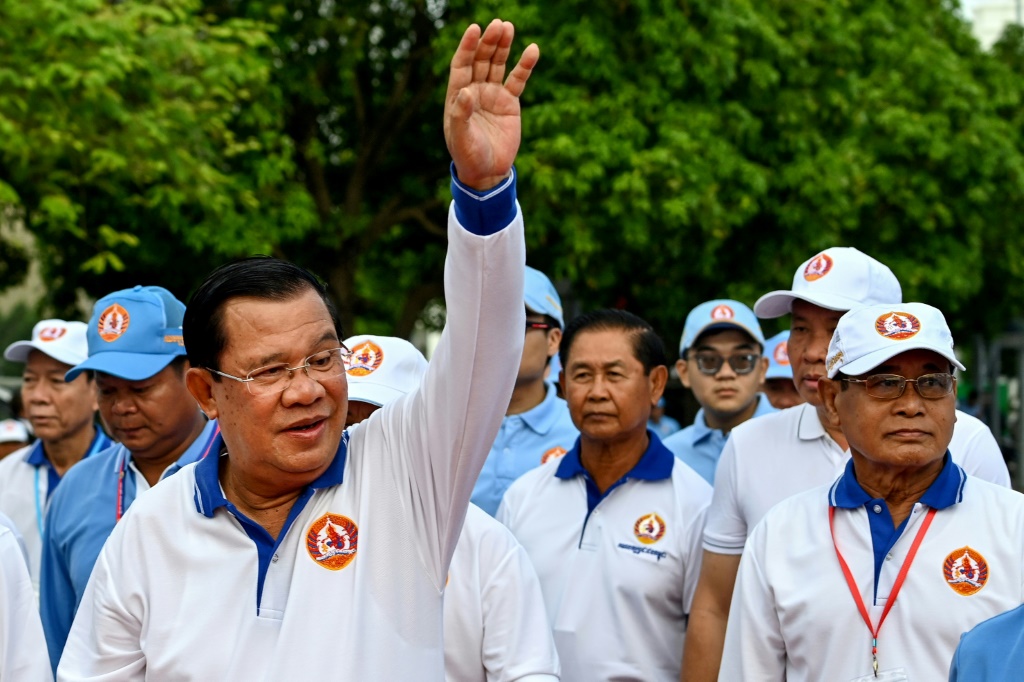     رئيس وزراء كمبوديا هون سين يحيي مؤيديه خلال تجمع انتخابي لحزب الشعب الكمبودي الحاكم في الأول من تموز/يوليو 2023 في بنوم بنه (أ ف ب)   