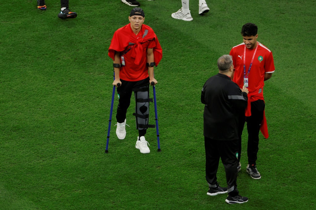 لاعب وسط المنتخب المغربي أمين حارث (يسار) الغائب الأبرز عن مونديال قطر 2022 بسبب الإصابة لحظة تواجده مع زملائه لمعاينة ملعب البيت قبل مواجهة فرنسا في الدور نصف النهائي في 14 كانون الأول/ديسمبر 2022 (ا ف ب)