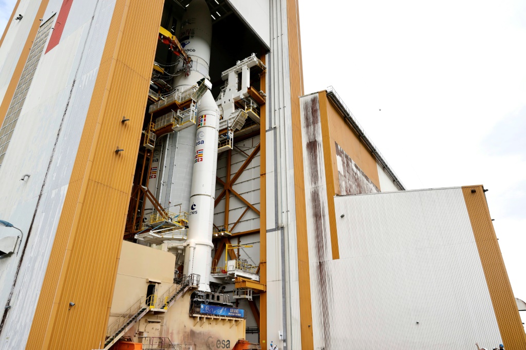     صاروخ "أريان 5" في مبنى التجميع في كورو في 15 حزيران/يونيو 2023 (أ ف ب)