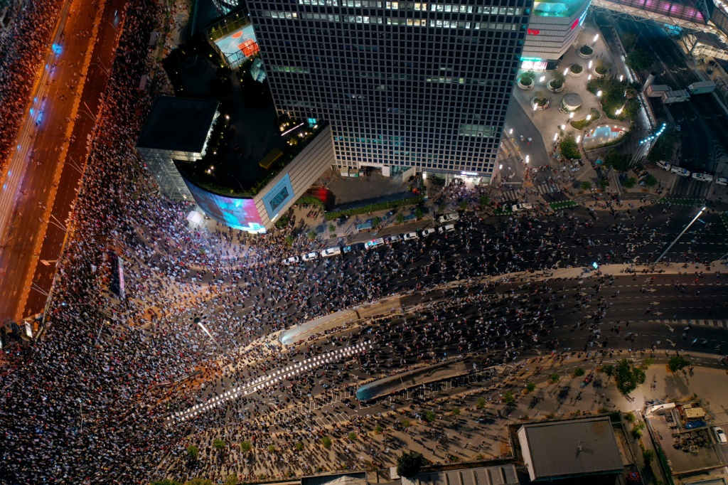     صورة جوية لتظاهرة مناهضة للحكومة في تل أبيب في 1 تموز/يوليو 2023. (أ ف ب)   