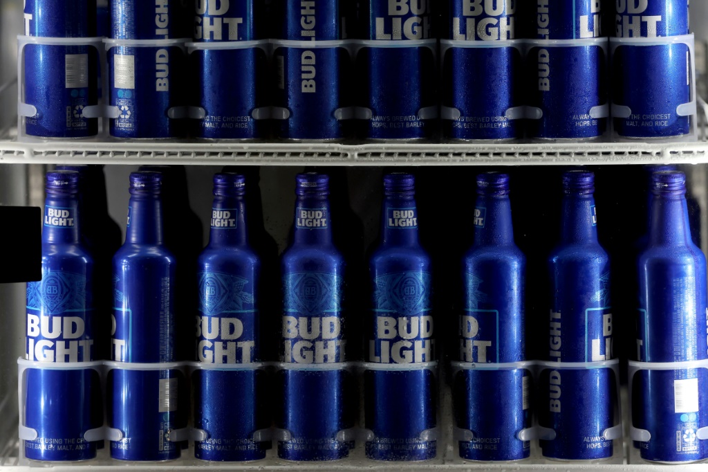     بعد إثارة رد فعل عنيف من خلال شراكتها مع أحد المؤثرين المتحولين جنسياً ، تراجعت ماركة البيرة Bud Light عن مسارها بحملة إعلانية أكثر وطنية. (أ ف ب)