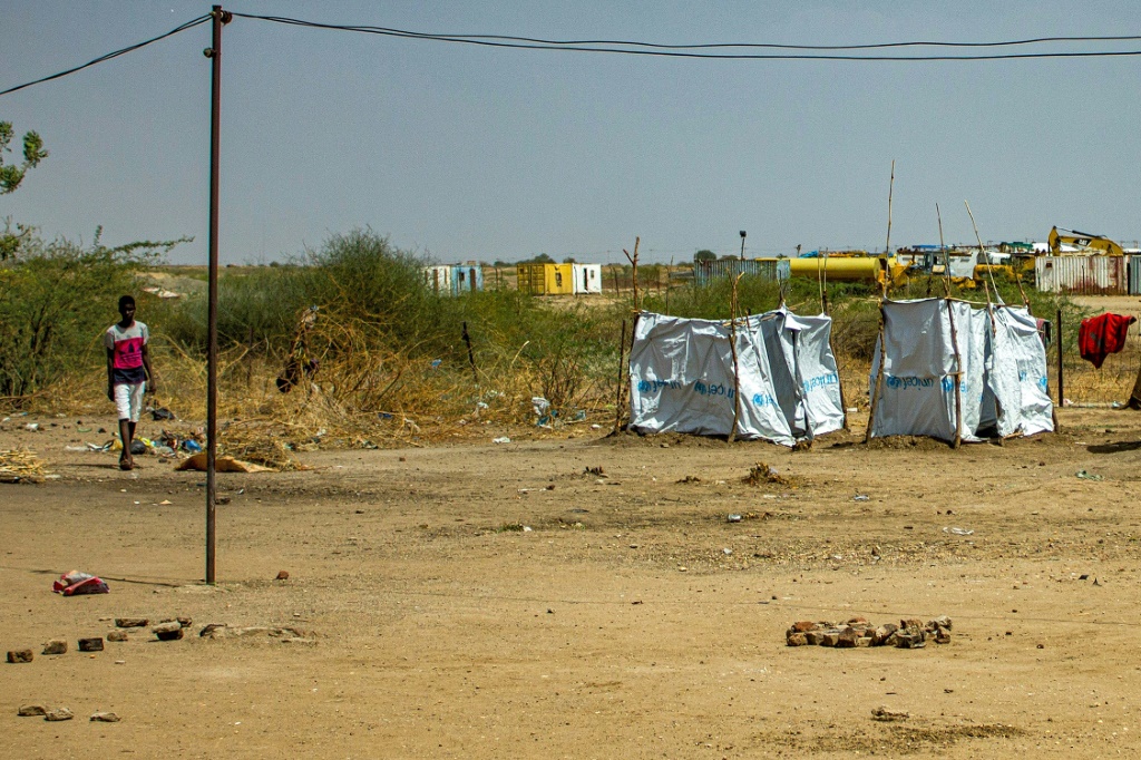     مخيم للنازحين بسبب الحرب السودانية في الصوار بالقرب من ود مدني (أ ف ب)   