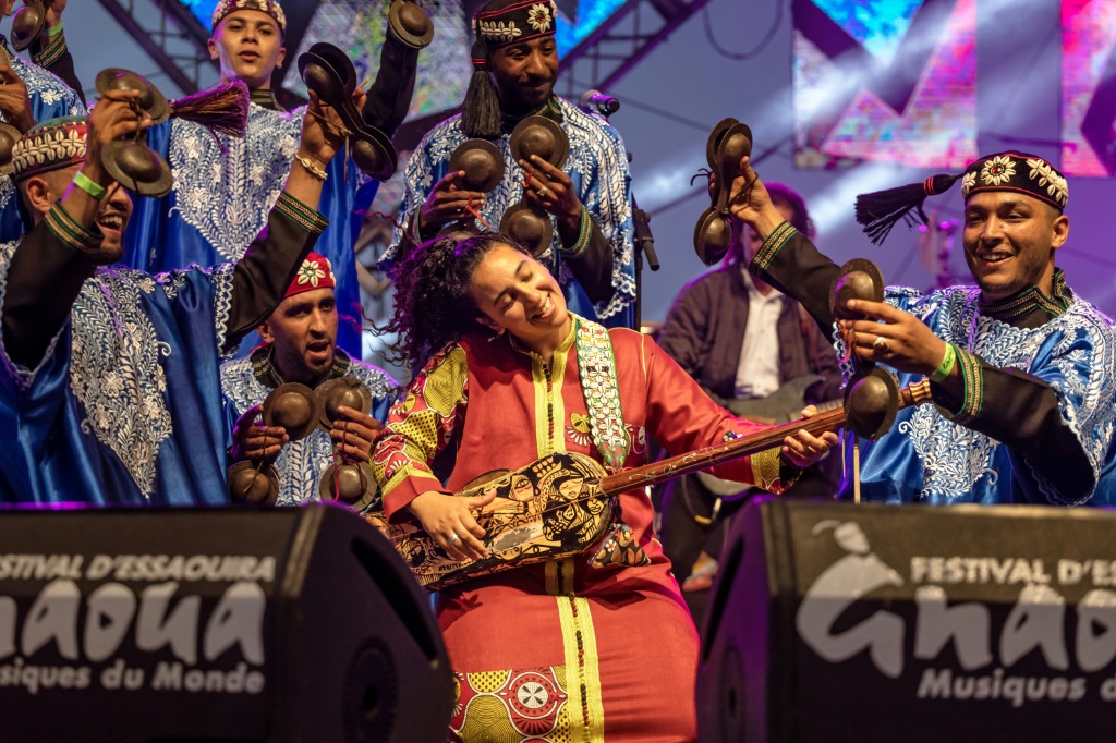 هند النّيرة، عضوة فرقة كناوة، خلال مهرجان كناوة وموسيقى العالم في الصويرة بغرب المغرب في 24 حزيران/يونيو 2023 (ا ف ب)
