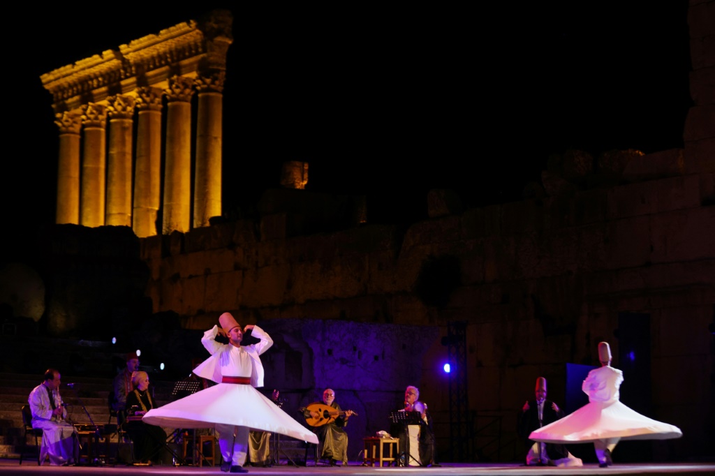 اثنان من الدراويش يؤديان رقصة خلال الليلة الثانية من مهرجاتات بعلبك الدولية في شرق لبنان في 2 تموز/يوليو 2023 (ا ف ب)