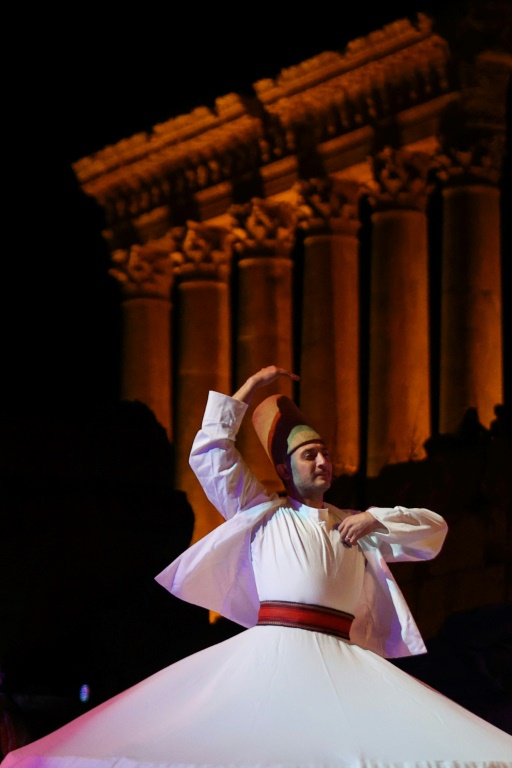  أحد الدراويش يؤدي رقصة خلال الليلة الثانية من مهرجاتات بعلبك الدولية في شرق لبنان في 2 تموز/يوليو 2023 (ا ف ب)