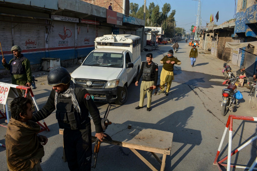 قبل ذلك بيوم، قُتل أربعة من عناصر إنفاذ القانون، عندما هاجم مسلحون مجهولون نقطة تفتيش في منطقة شيراني في بلوشستان (أ ف ب)