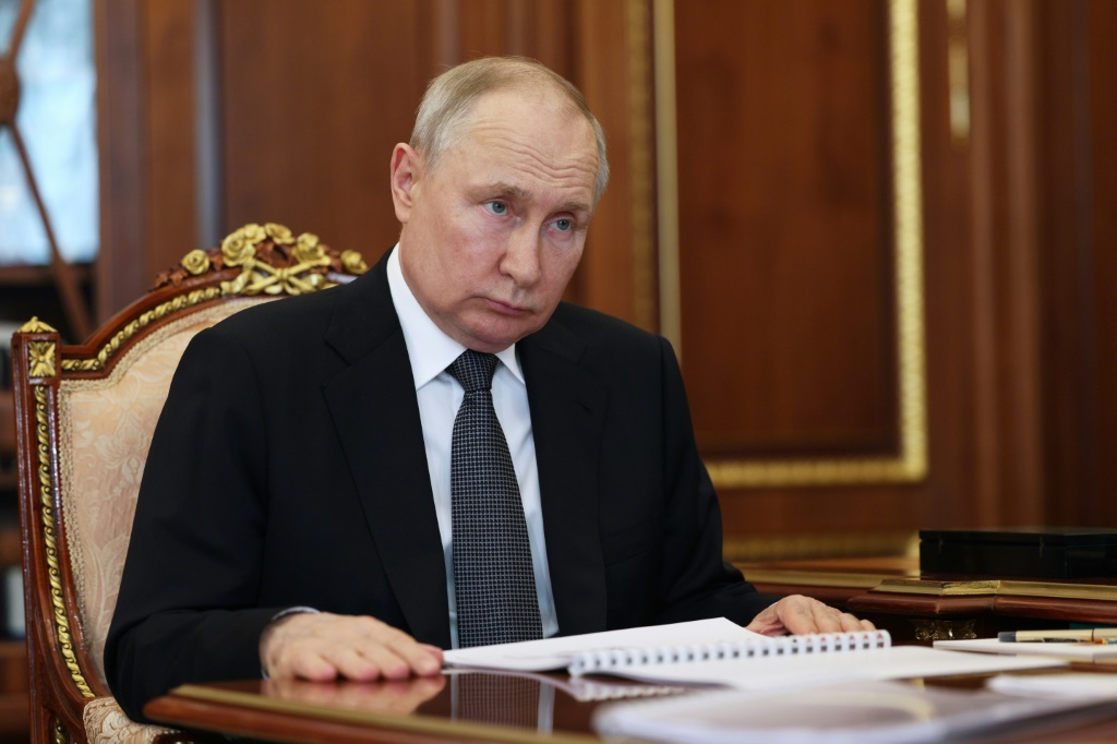     الرئيس الروسي فلاديمير بوتين خلال لقائه رئيسة اللجنة الانتخابية المركزية في البلاد ايلا بامفيلوفا في الكرملين في موسكو في 3 تموز/يوليو 2023. (أ ف ب)