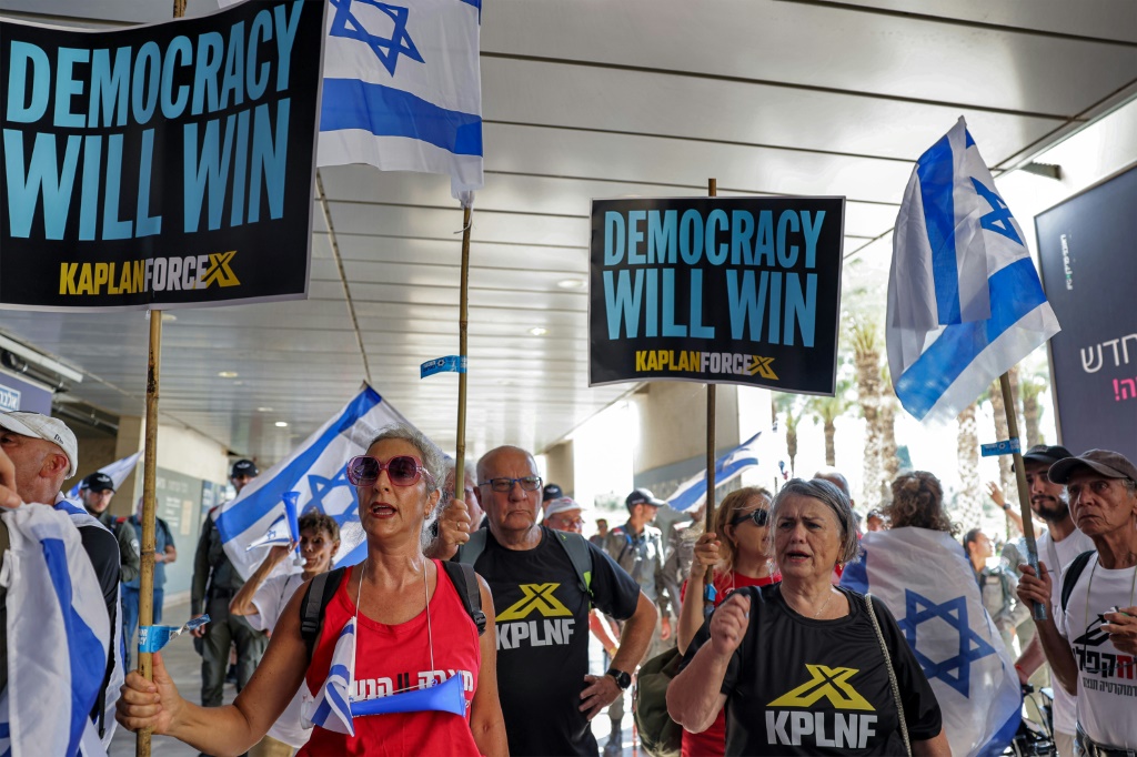     معارضو الإصلاح القضائي المثير للجدل للحكومة الإسرائيلية يرون فيه تهديدًا للديمقراطية (أ ف ب)