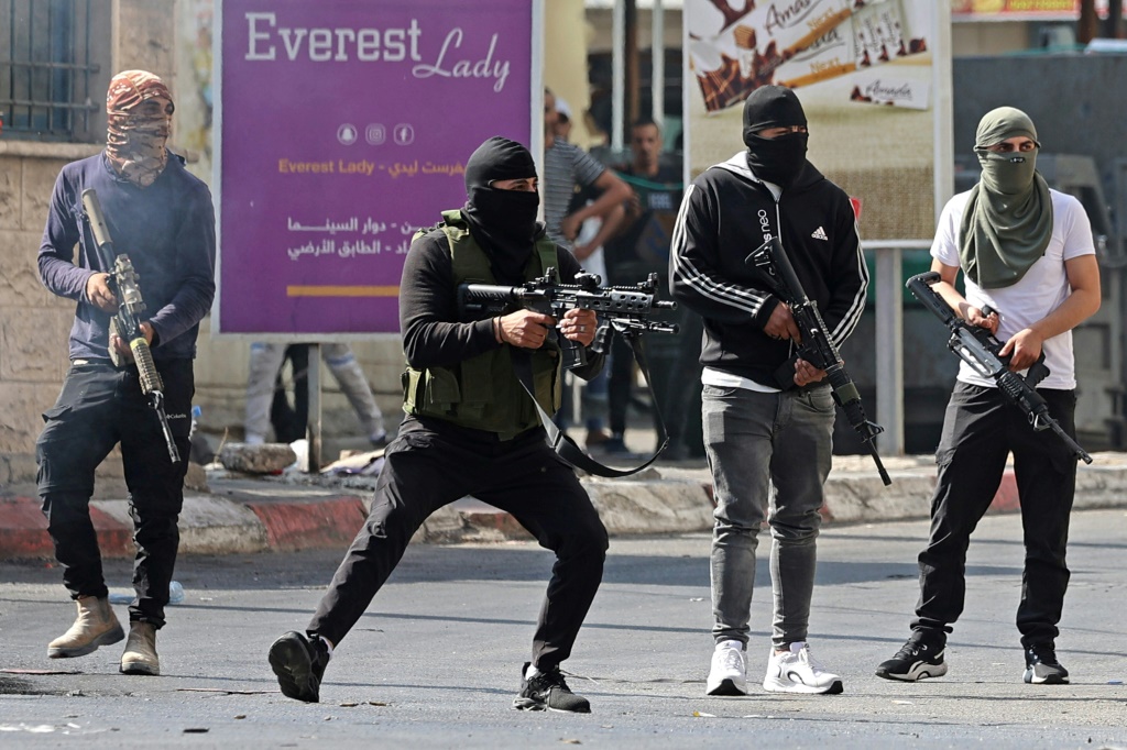 مسلحون فلسطينيون يطلقون النار على مدرعات إسرائيلية في مدينة جنين بالضفة الغربية المحتلة في 3 تموز/يوليو 2023 (ا ف ب)