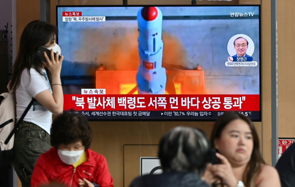 لقطات لإطلاق صاروخ كوري شمالي تعرض في محطة للقطارات في العاصمة الكورية الجنوبية سيول في 31 أيار/مايو 2023 (ا ف ب)