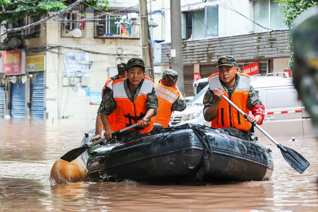 منقذون صينيون في منطقة غمرتها الأمطار الغزيرة في تشونغتشينغ جنوب غرب الصين، في 4 تموز/يوليو 2023 (ا ف ب)