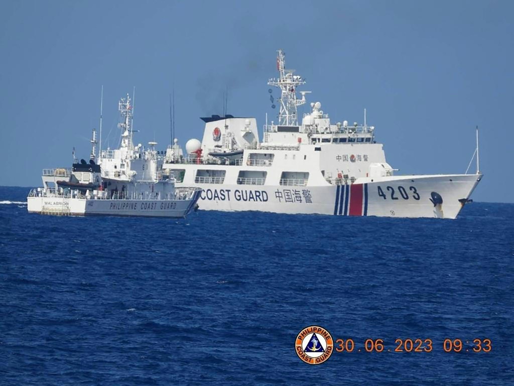 صورة وزعها خفر السواحل الفيليبيني في 5 تموز/يوليو والتقطت في 30 حزيران/يونيو 2023 تظهر سفينة خفر السواحل الصيني (يمين) تعترض طريق سفينة الدورية الفيليبينية في بحر الصين الجنوبي (ا ف ب)