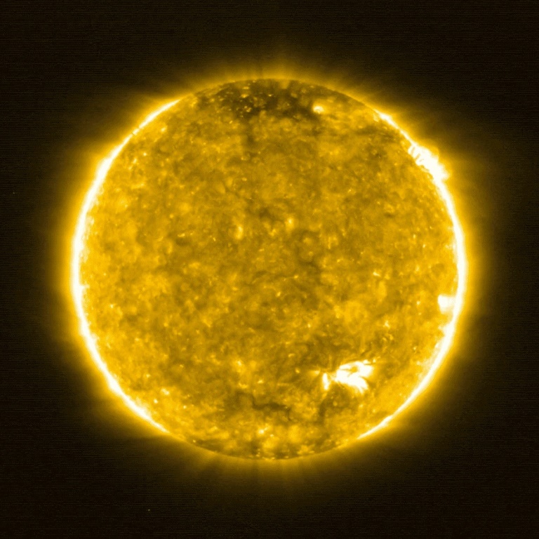 صورة للشمس وحولها هالتها التقطها المسبار الأوروبي "سولار أوربيتر" ووزعتها وكالة الفضاء الأوروبية (ا ف ب)