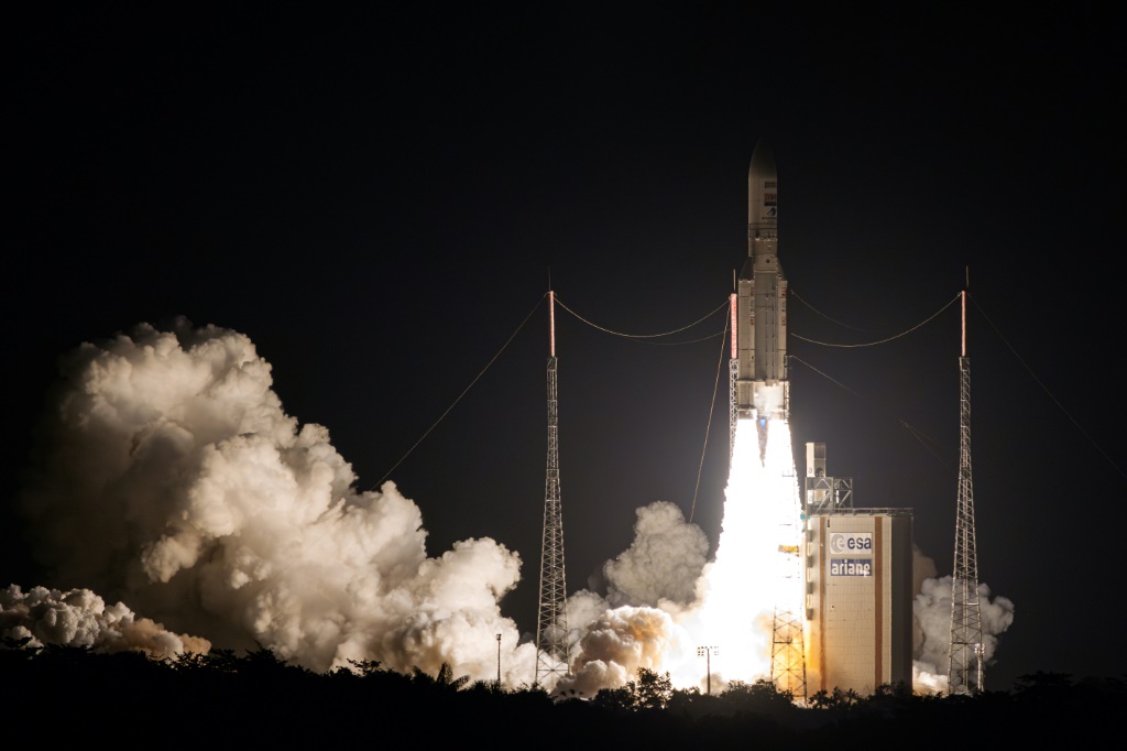 صاروخ "أريان 5" يٌقلع من مركز غوايانا الفضائي في فرنسا بتاريخ الخامس من تموز/يوليو 2023 (ا ف ب)
