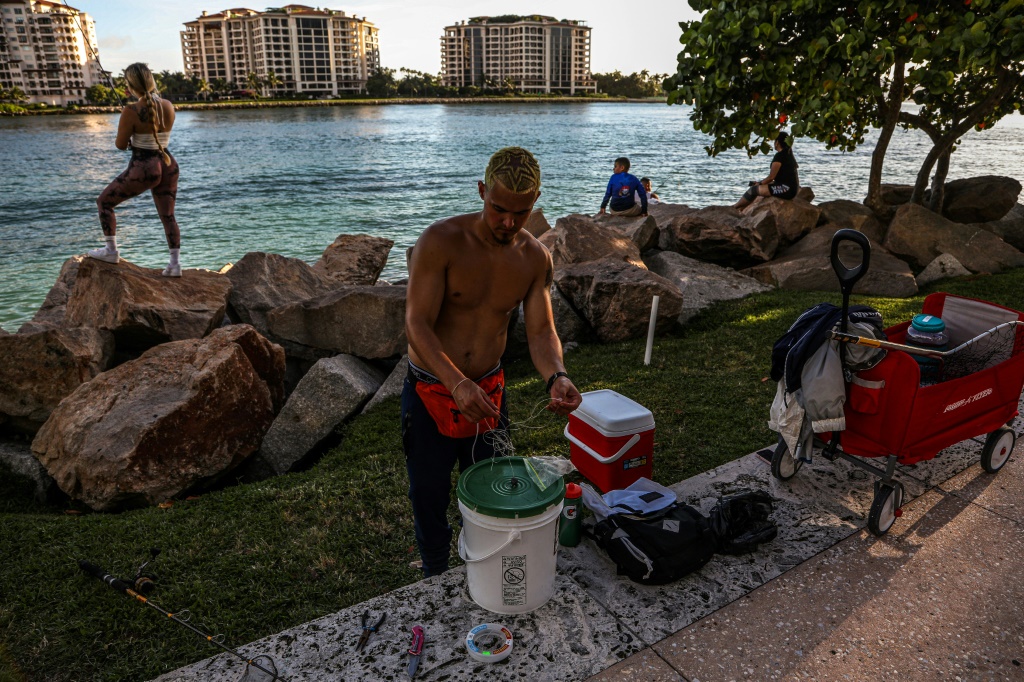     صورة مؤرخة في 26 حزيران/يونيو 2023 لأشخاص يصيدون الأسماك في ميامي فيما تشهد فلوريدا موجة حرّ (أ ف ب)