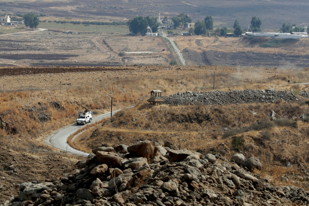     صورة ملتقطة فيجنوب لبنان تظهر سيارة جيب تابعة للأمم المتحدة تقوم بدورية قرب بلدة الغجر الحدودية في السابع من تشرين الأول/أكتوبر 2022 (أ ف ب)   