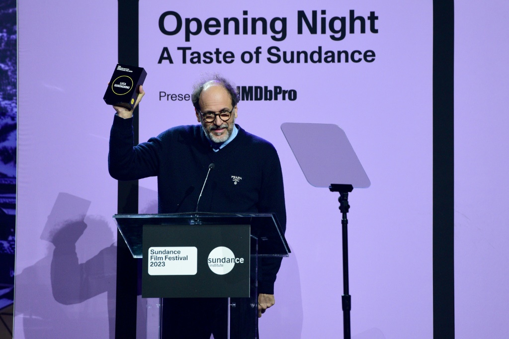 المخرج الإيطالي لوكا غوادانينو يتسلم إحدى الجوائز ضمن مهرجان ساندانس السينمائي في بارك سيتي في يوتا الاميركية بتاريخ 19 كانون الثاني/يناير 2023 (ا ف ب)