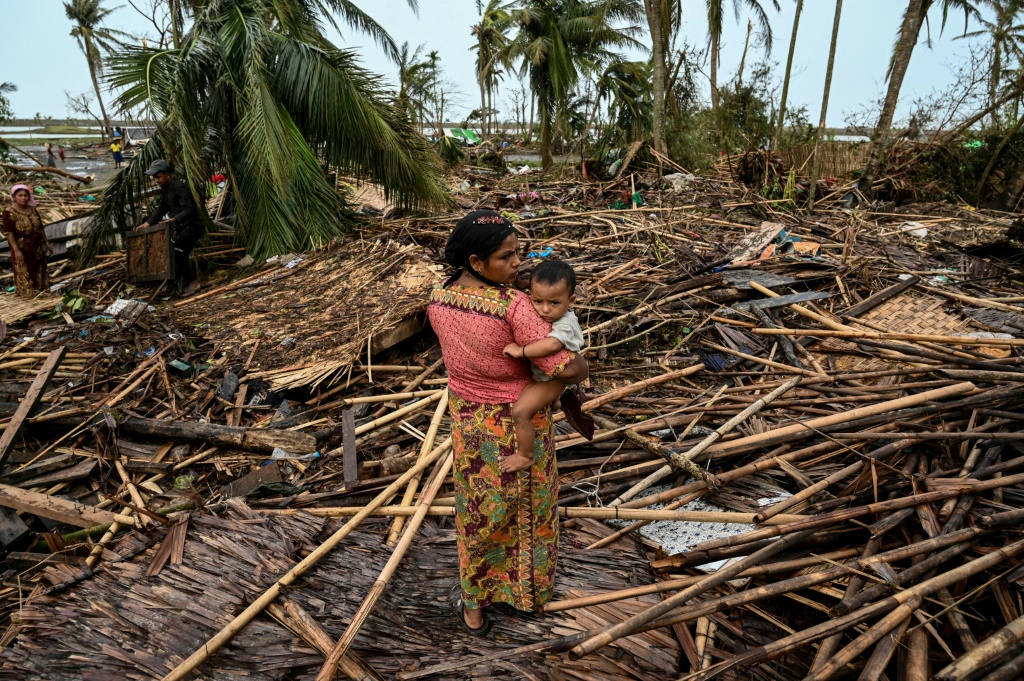    جانب من الدمار الذي خلفه الاعصار موكا في ولاية راخين في بورما (أ ف ب)