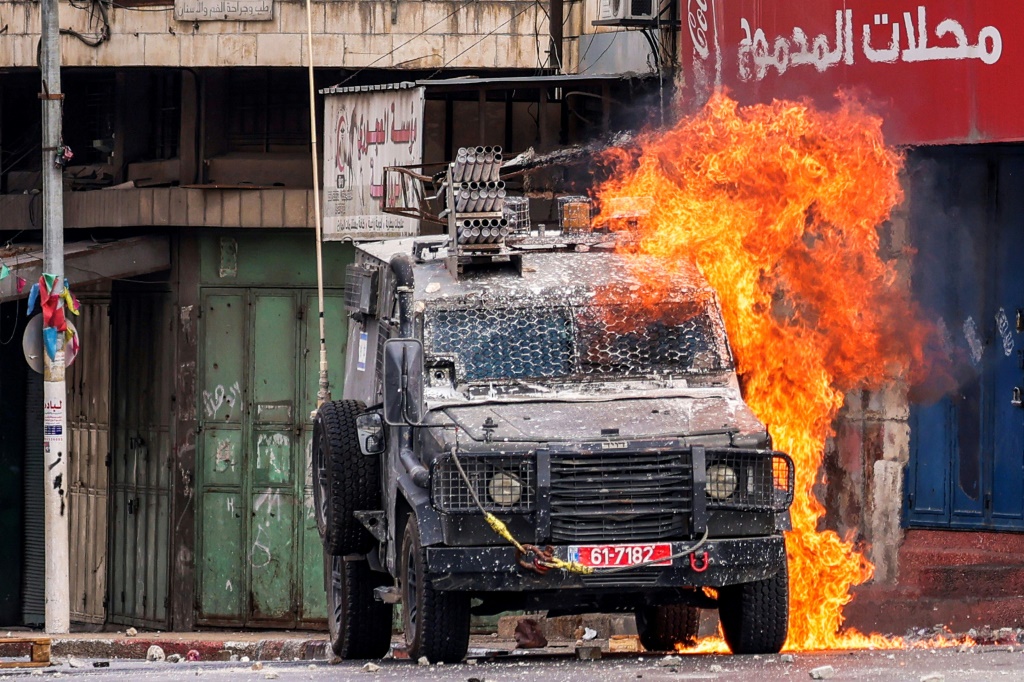  &nbsp;  انفجار زجاجة حارقة في عربة مدرعة إسرائيلية في مواجهات مع فلسطينيين خلال عملية اقتحام إسرائيلية للبلدة القديمة في نابلس بالضفة الغربية المحتلة في 07 تموز/يوليو 2023. (أ ف ب)  &nbsp;
