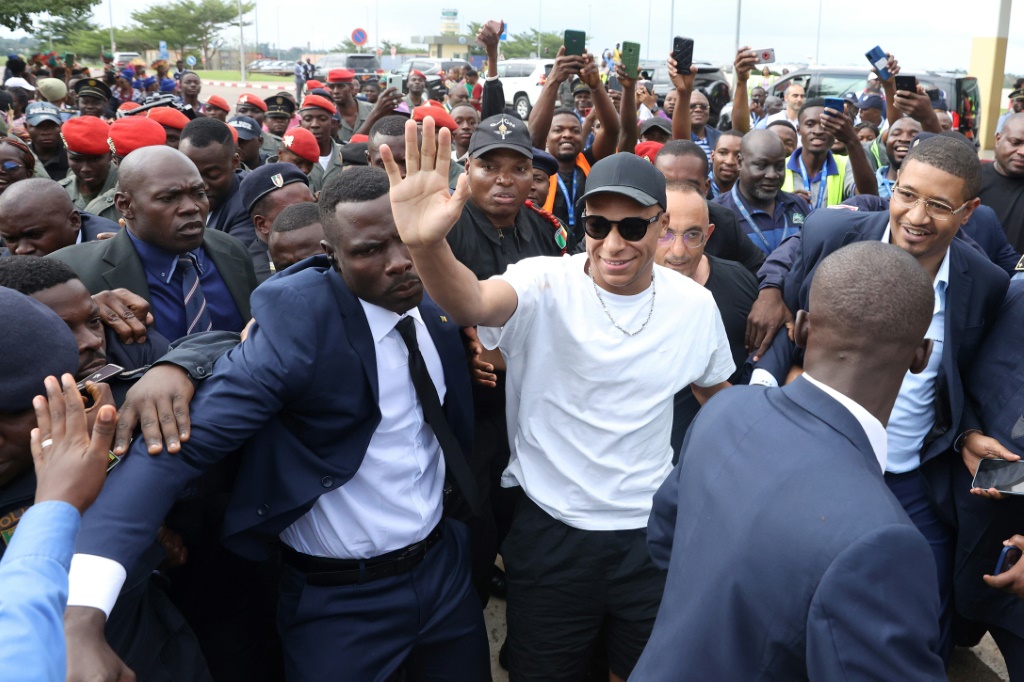 النجم الفرنسي كيليان مبابي يصل الى مطار ياوندي في العاصمة الكاميرونية في 6 تموز/يوليو 2023 ضمن زيارة الى مسقط رأس والده (ا ف ب)