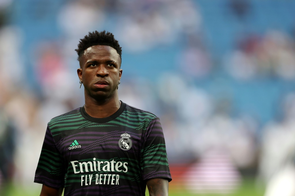 مهاجم ريال مدريد البرازيلي فينيسيوس جونيور الذي كان ضحية اساءات عنصرية من قبل جماهير فالنسيا في الدوري الإسباني قبل انطلاق مباراة فريقه أمام أتلتيك بلباو على ملعب سانتياغو برنابيو في 4 حزيران/يونيو 2023 (ا ف ب)