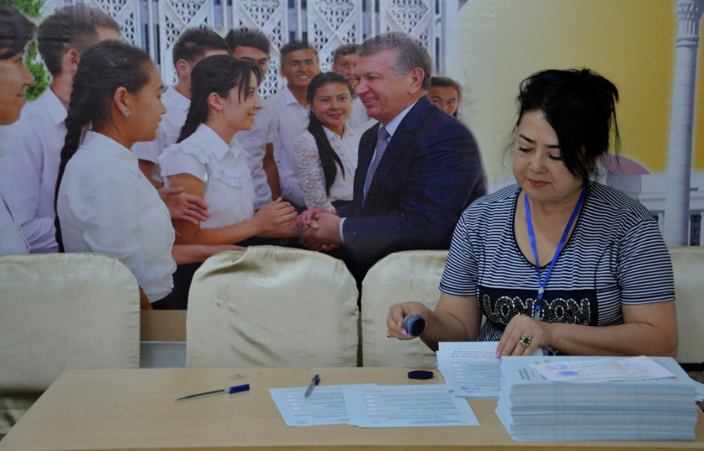 أعضاء لجنة انتخابات محلية يعدون مركز اقتراع في طشقند (أ ف ب)