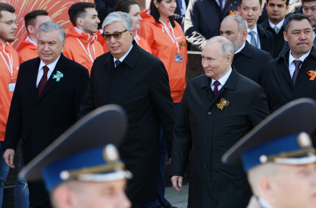    التقى الرئيس الأوزبكي شوكت ميرزيوييف (إلى اليسار) بالزعيم الروسي فلاديمير بوتين (إلى اليمين) في وقت سابق من هذا العام. (أ ف ب)   