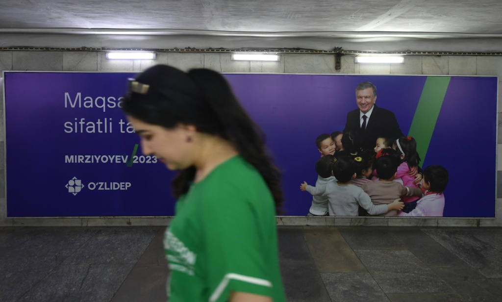       لوحة إعلانية لحملة في طشقند تظهر الرئيس الأوزبكي شوكت ميرزيوييف (ا ف ب)