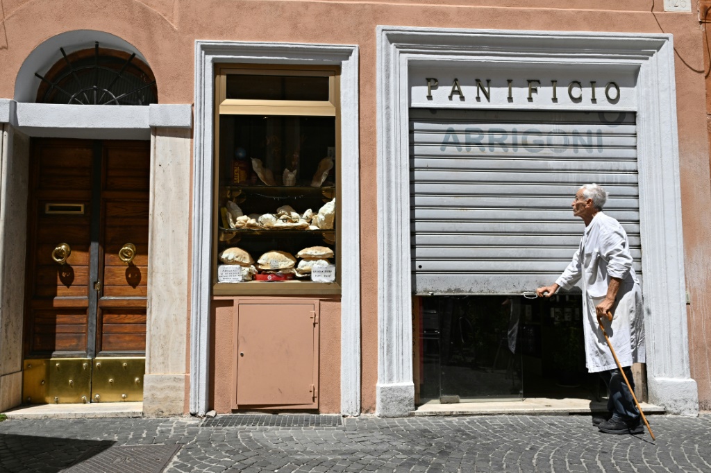 أنجيلو أريغوني يقفل باب مخبزه في روما في السادس من تموز/يوليو 2023 (ا ف ب)