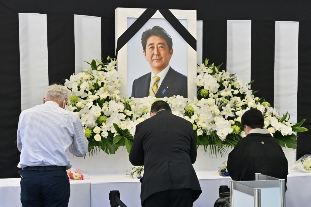 يابانيون يكرمون ذكرى رئيس الوزراء السابق شينزو آبي في جنازته في 27 أيلول/سبتمبر 2022 في طوكيو (ا ف ب)
