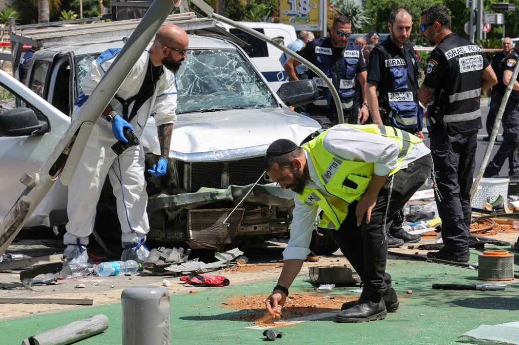  &nbsp;  عناصر من الأمن والطوارئ الإسرائيليين يعملون في موقع هجوم بالدهس في تل أبيب في 4 تموز/يوليو 2023 (أ ف ب)  &nbsp;