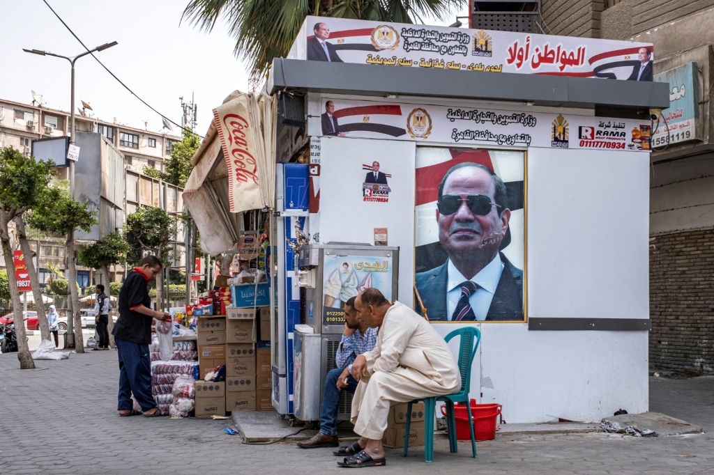 صور الرئيس المصري عبد الفتاح السيسي تزين كشكًا في وسط القاهرة لمبادرة "المواطن أولاً" التي ترعاها الحكومة ، والتي تهدف إلى بيع السلع الأساسية بأسعار مخفضة. (أ ف ب)   