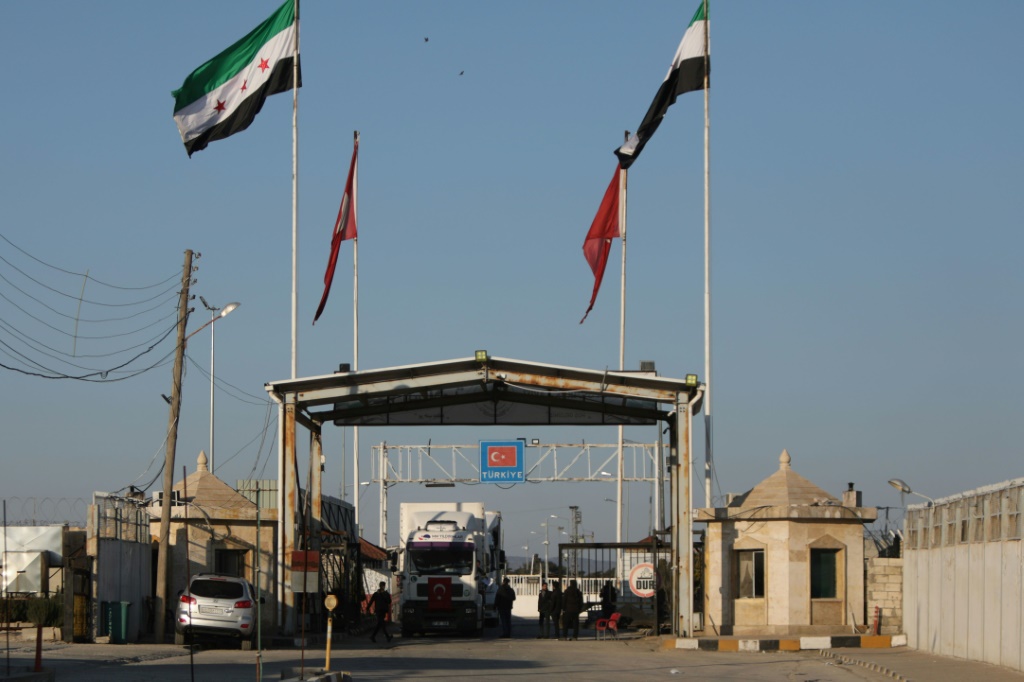        شاحنة من قافلة مساعدات تعبر في 14 شباط/فبراير من تركيا إلى شمال سوريا الذي تسيطر عليه فصائل معارضة عبر معبر باب السلامة2023 (أ ف ب)   