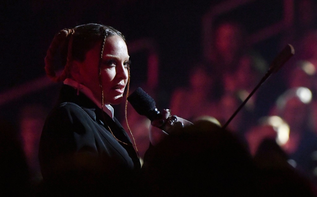 المغنية الأميركية مادونا في الدورة الخامسة والستين من حفلة توزيع جوائز غرامي في لوس أنجليس بتاريخ الخامس من شباط/فبراير 2023 (ا ف ب)