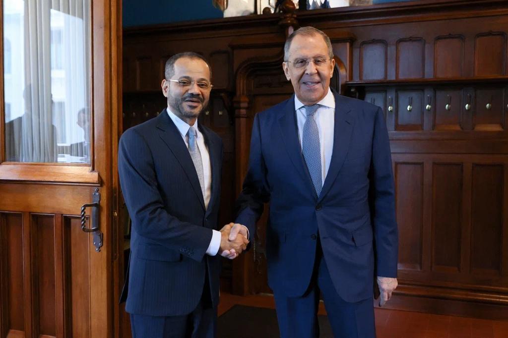 صورة تجمع وزير خارجية عُمان مع وزير خارجية روسيا (وزارة الخارجية العُمانية)