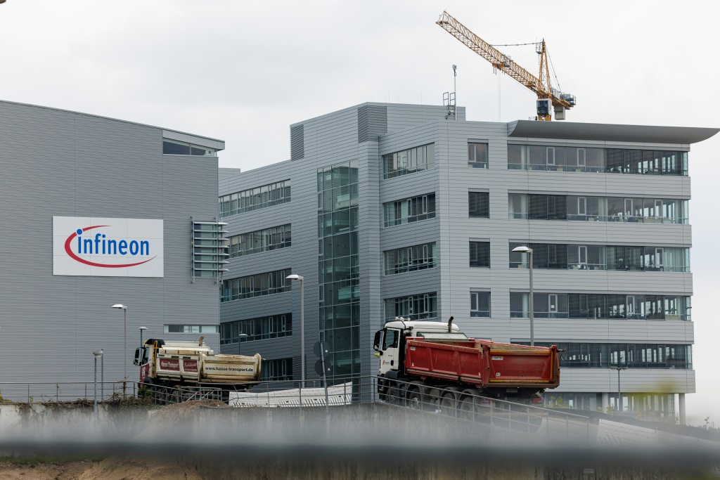موقع بناء مصنع أشباه موصلات لشركة "إنفينيون تكنولوجيز إيه جي" الألمانية في دريسدن في 2 أيار/مايو 2023 (أ ف ب)   